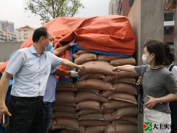 “彩色顆?！背闃蝇F(xiàn)場