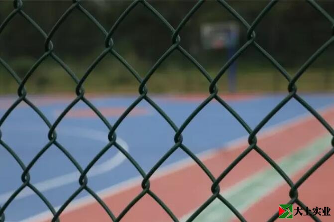 新裝的護欄網(wǎng)