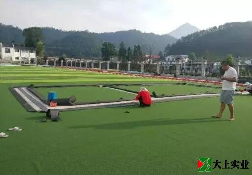 塑膠操場施工中