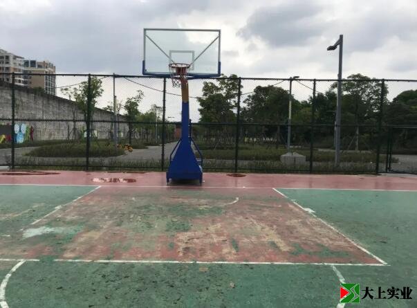 破損嚴(yán)重的塑膠籃球場(chǎng)