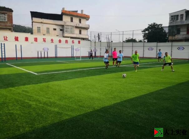 前來(lái)踢球的隊(duì)員