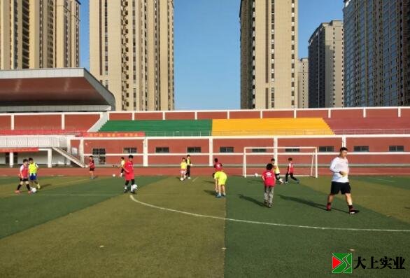 孩子們?cè)谧闱驁?chǎng)上訓(xùn)練