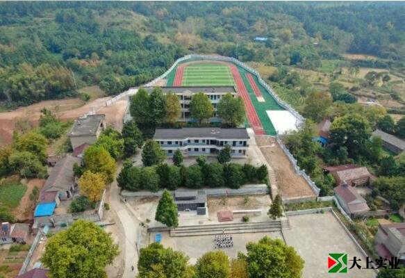 新建塑膠運(yùn)動(dòng)場(chǎng)