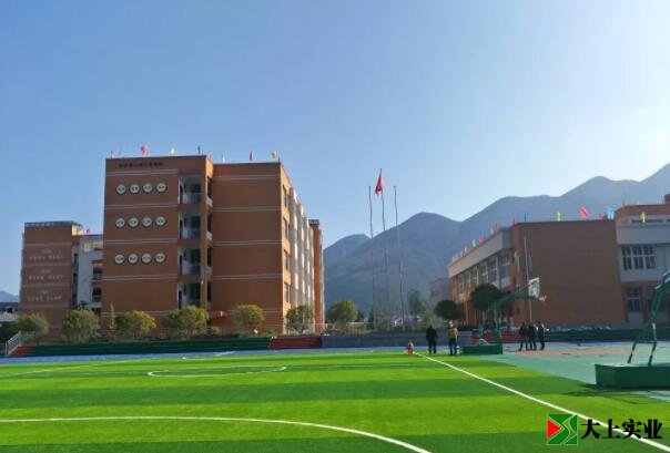 藍(lán)色塑膠運(yùn)動(dòng)場(chǎng)