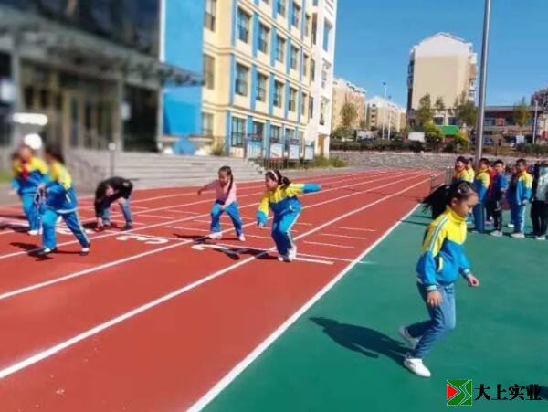 新建塑膠運(yùn)動(dòng)場