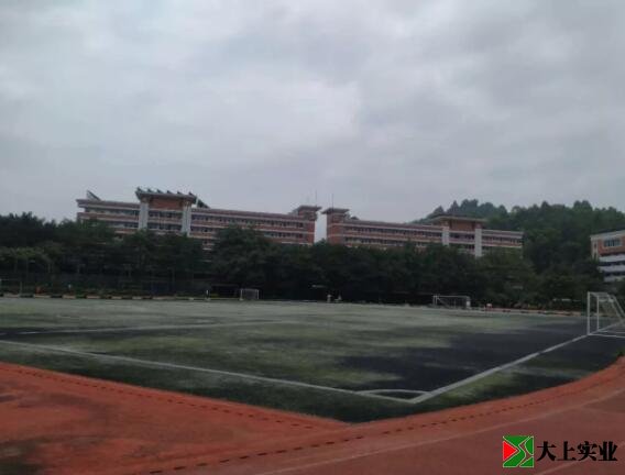 南苑運(yùn)動場草皮翻新工作現(xiàn)場