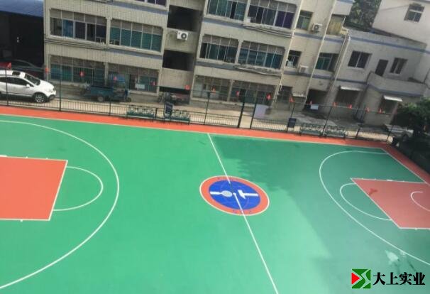 翻新后的硅pu籃球場(chǎng)