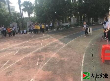 改造前的操場(chǎng)