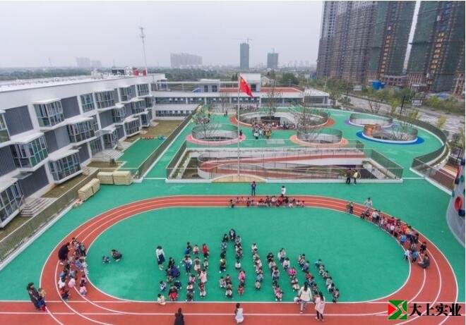 孩子們?cè)谖蓓斶\(yùn)動(dòng)場上游戲