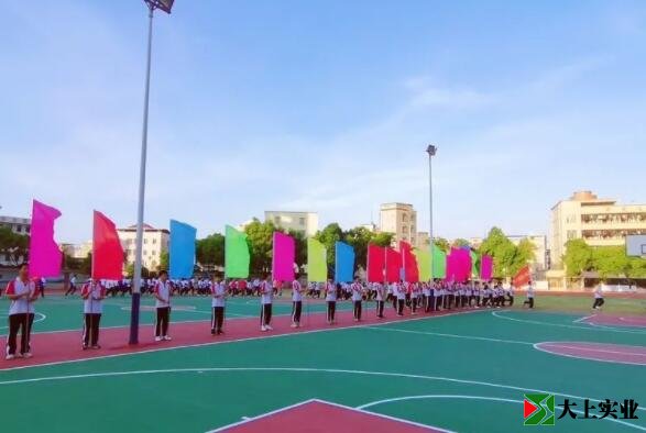 運(yùn)動(dòng)場(chǎng)彩旗飄揚(yáng)