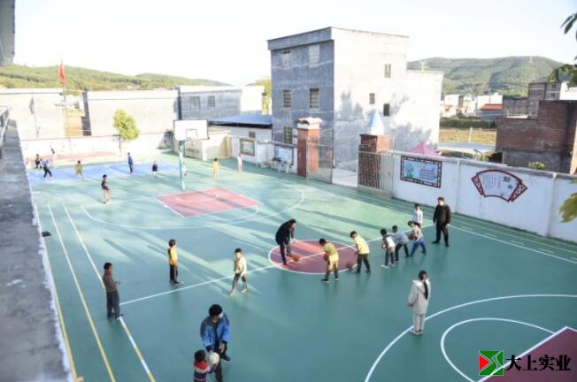 學(xué)校塑膠運(yùn)動場建設(shè)完成