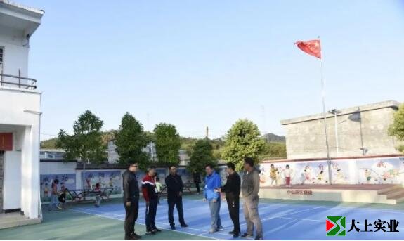 上塑膠運(yùn)動(dòng)場(chǎng)