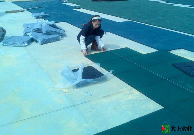 休閑運(yùn)動場塑膠地面造價