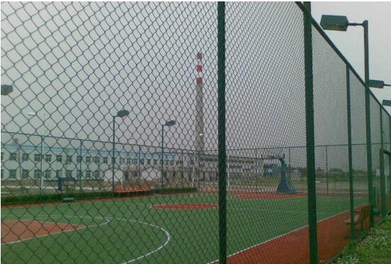 籃球場(chǎng)圍網(wǎng)施工多少錢？介紹籃球場(chǎng)圍欄網(wǎng)安裝價(jià)格
