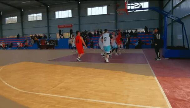 一個(gè)嶄新的室內(nèi)籃球場完工