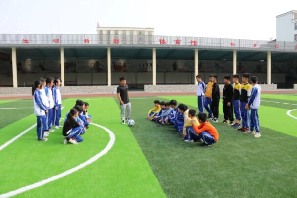 體育課上，老師正在示范足球要領(lǐng)