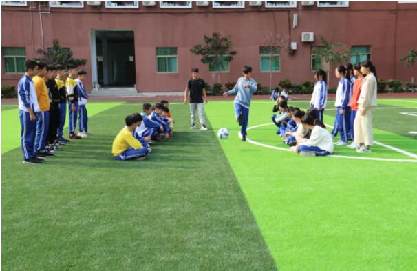 體育課上，老師正在示范足球要領(lǐng)