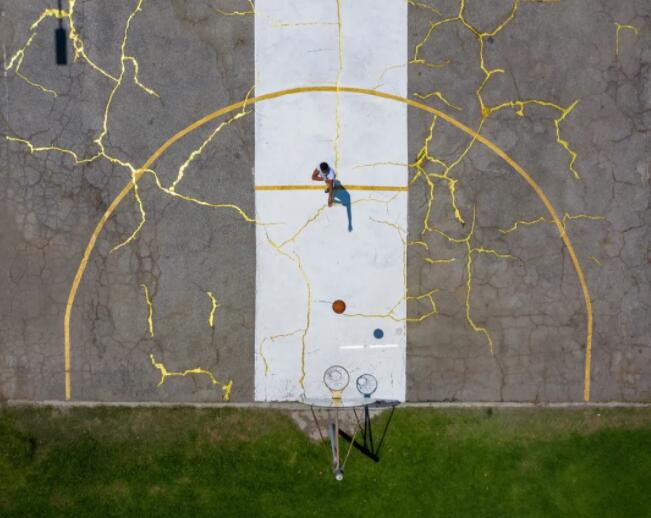 藝術(shù)家改造破舊籃球場，變得熠熠生輝