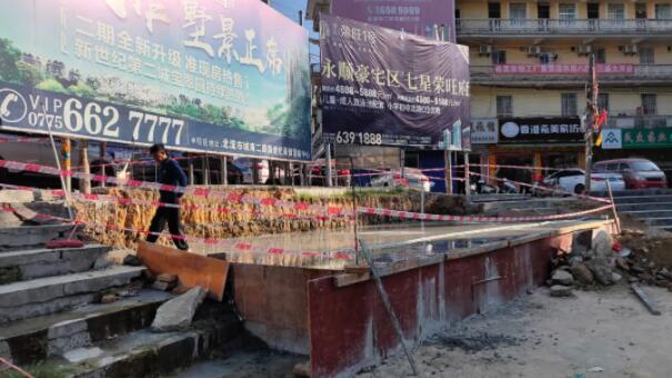 嶄新的球場加建數(shù)十平方米的觀禮頒獎臺和文化墻