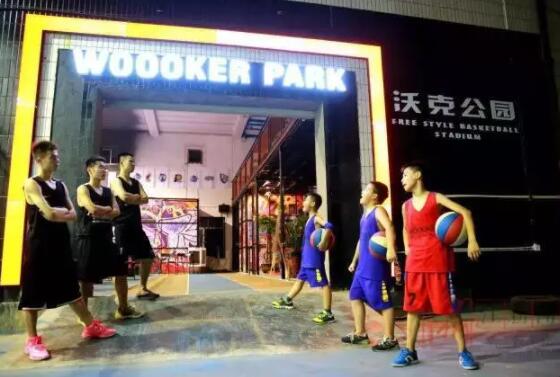 倉庫改造籃球場，龍游兩個90后做到了