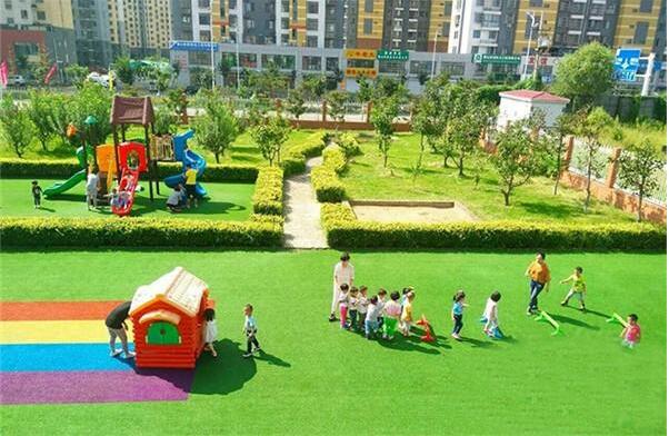 人工草坪鋪設后如何養(yǎng)護和維護