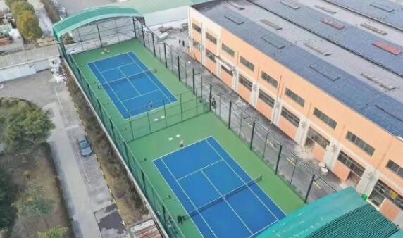 廠房改造網(wǎng)球場，還自帶移動頂棚，雨天也能暢打網(wǎng)球啦