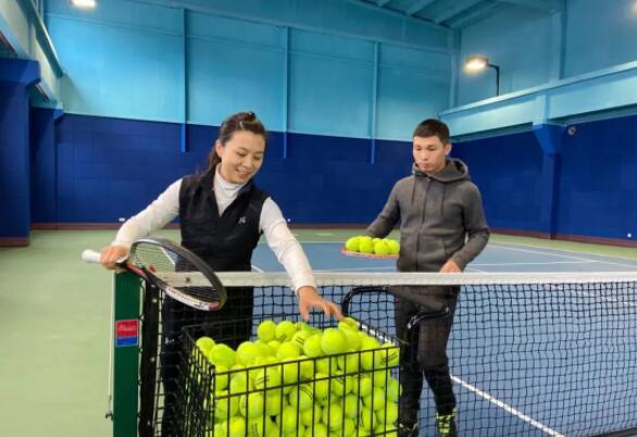 廠房改造網(wǎng)球場，還自帶移動頂棚，雨天也能暢打網(wǎng)球啦