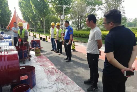 執(zhí)法局、業(yè)主、監(jiān)理等相關(guān)人員檢查塑膠跑道施工