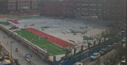 10天時(shí)間，一座學(xué)校塑膠跑道，建設(shè)完成