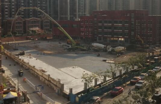 10天時(shí)間，一座學(xué)校塑膠跑道，建設(shè)完成