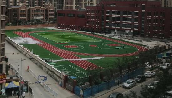 10天時(shí)間，一座學(xué)校塑膠跑道，建設(shè)完成