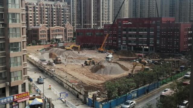 10天時(shí)間，一座學(xué)校塑膠跑道，建設(shè)完成