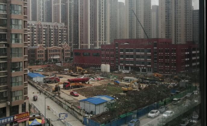 10天時(shí)間，一座學(xué)校塑膠跑道，建設(shè)完成