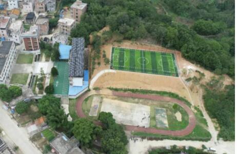 籃球場、足球場、跑道