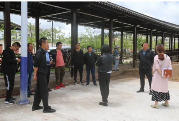 建興鄉(xiāng)召開現(xiàn)場辦公會推進廣場籃球場建設進度