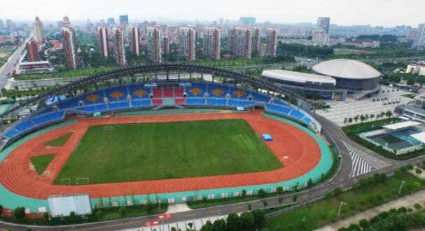 體育中心田徑場草坪、南大門改造