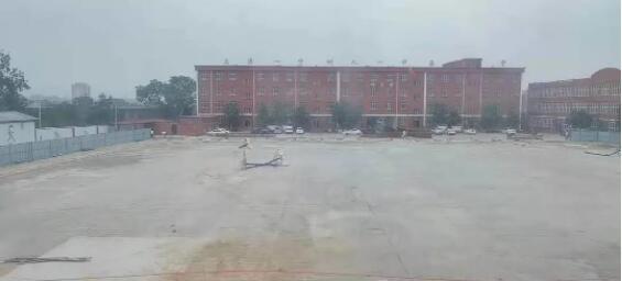 舊操場(chǎng)設(shè)備移除中