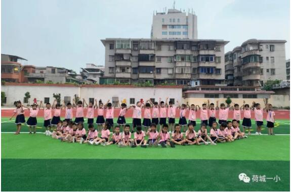 學(xué)生們在新建運動場上活動