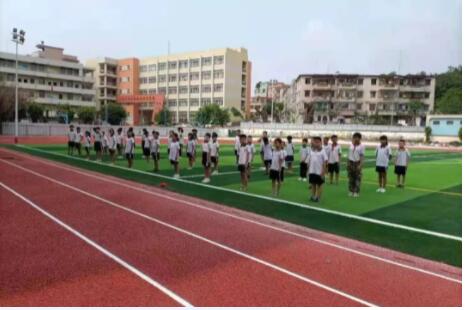 學(xué)生們在新建運動場上活動