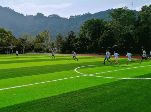 學(xué)生在新建操場上運(yùn)動