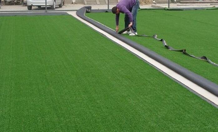 鋪設(shè)人工草皮