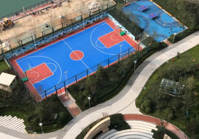 華潤威海灣九里，小區(qū)自帶海景籃球場