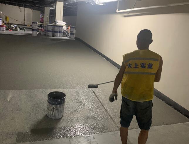 停車(chē)場(chǎng)涂刷底漆