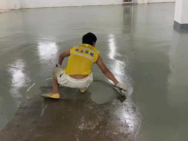 停車(chē)場(chǎng)地坪漆施工中涂