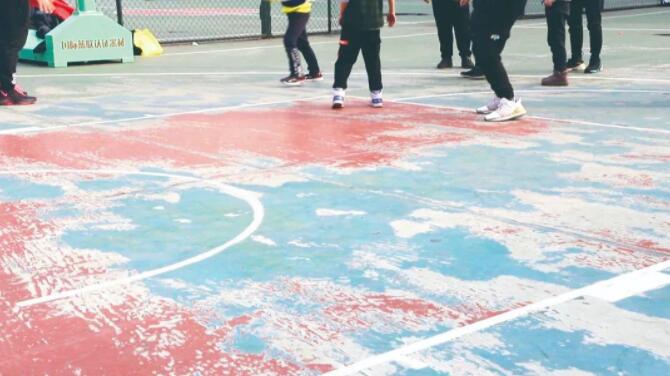 曾經(jīng)的籃球場(chǎng)地面磨損嚴(yán)重