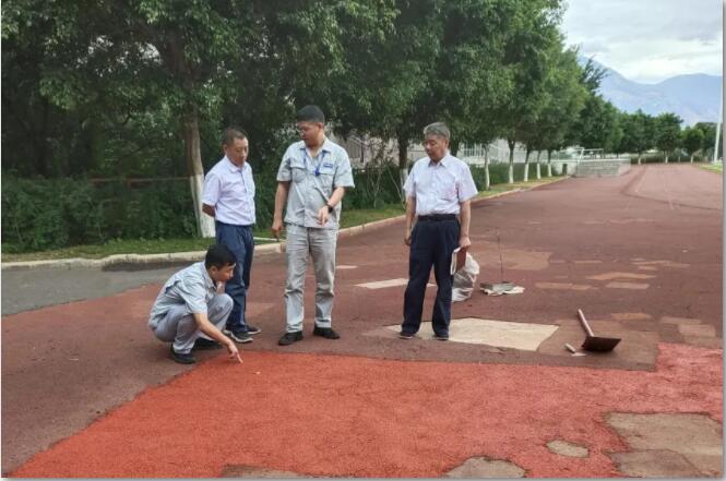 翻新改造塑膠跑道現(xiàn)場(chǎng)