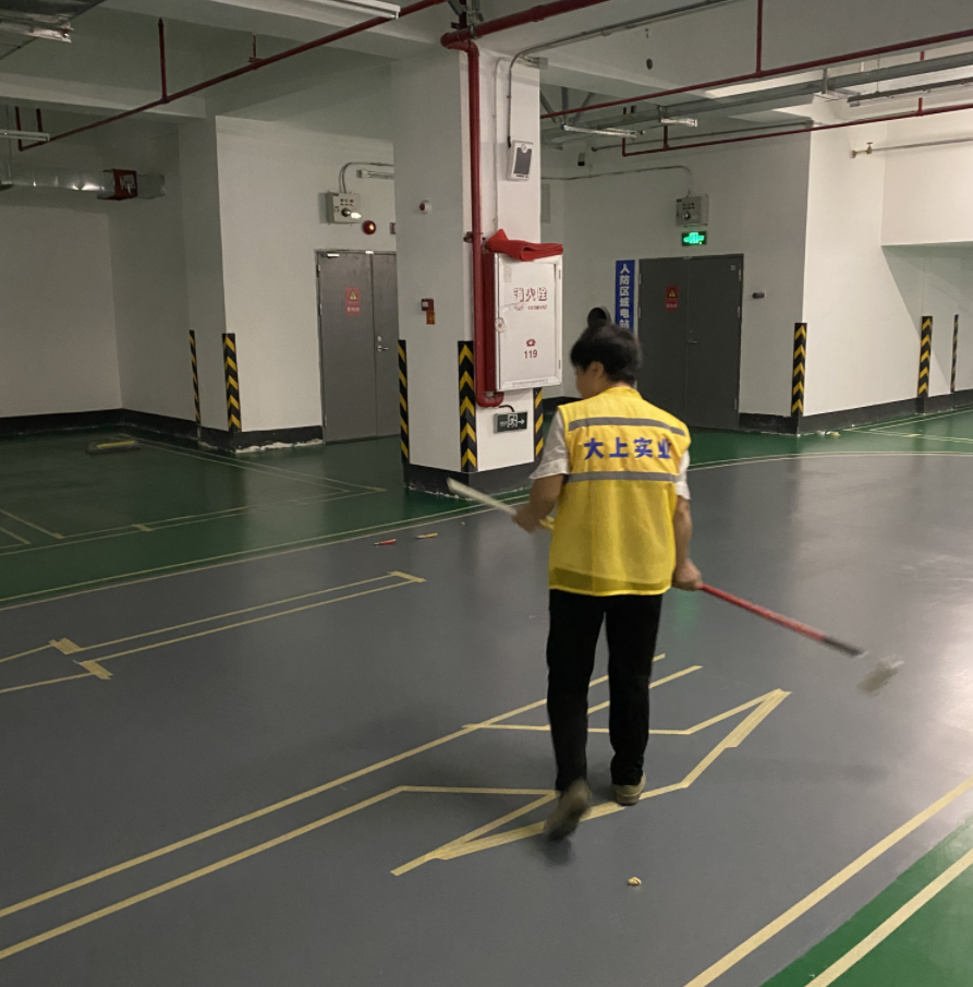 深圳羅湖高級中學(xué)地下車庫地坪漆施工