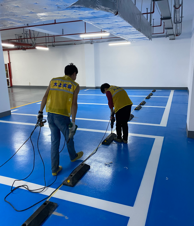 鹽田外國(guó)語(yǔ)學(xué)校地下停車場(chǎng)地坪漆項(xiàng)目