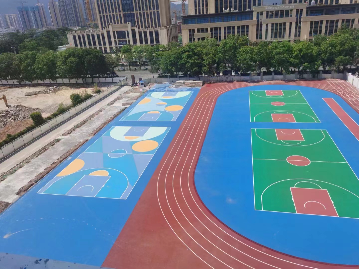 深圳市博雅雙語高級中學(xué)操場面層施工 