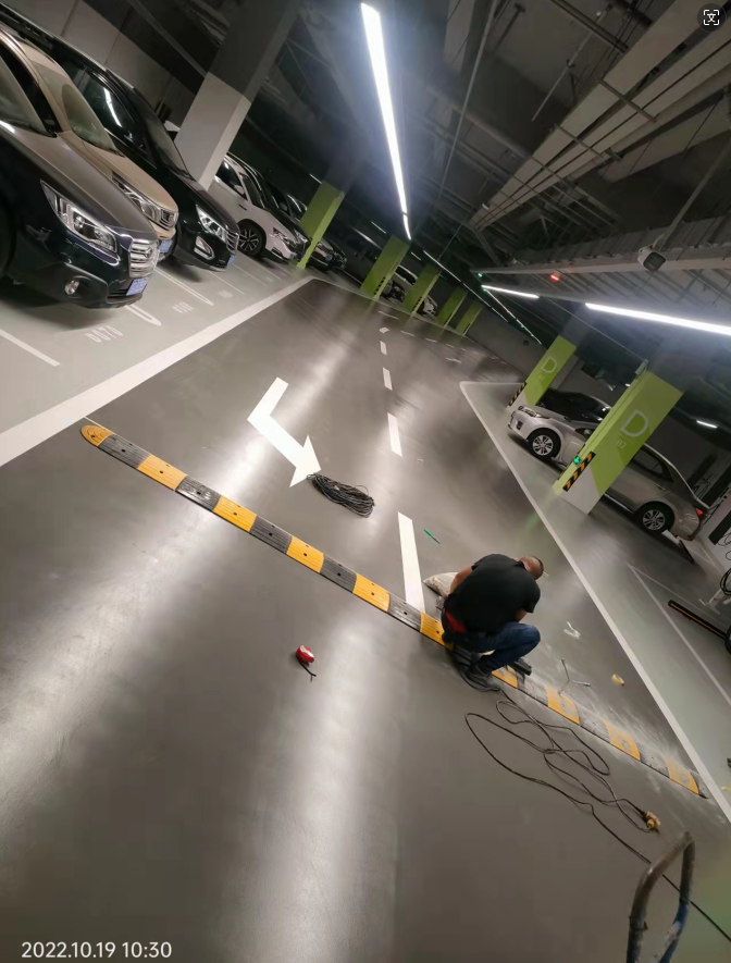 頤都大廈地坪、劃線、交通設(shè)施安裝工程